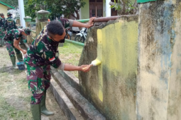 Warga dan Satgas TMMD Kodim 1206/PSB melakukan pengecatan tembok