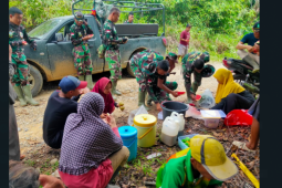 Para ibu Tintin Kemantan siapkan makanan dorong semangat anggota TMMD