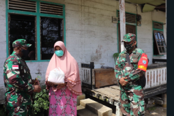 Dandim 1206/PSB bagikan sembako dan masker le warga dilokasi TMMD