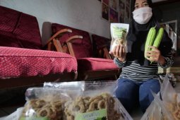 Cara perajin keripik pare di Madiun bertahan di masa pandemi