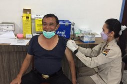 100 personel Polda Sumut jalani vaksinasi COVID-19