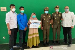 BPJAMSOSTEK Bekasi serahkan santunan ahli waris anggota Satpol PP