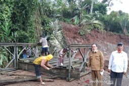 Jembatan bailey mulai di pasang, akses menuju Desa Sitaratoit yang sempat putus segera lancar kembali