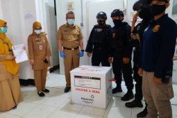 Puluhan personel Polda Kalbar kawal kedatangan vaksin COVID-19 di Bandara Supadio