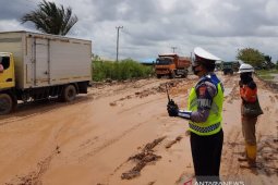 Perbaikan jalan Kalsel di Jalan Gubernur Syarkawi dikebut