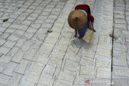 Produksi cemilan tradisional keripik kaca