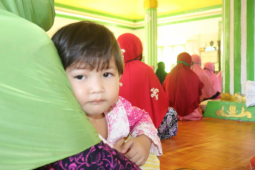 Anak-anak antusias  ingin dekat dengan Satgas TMMD ke-110