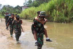 Satgas TMMD Kodim 1206/PSB bantu anak sekolah seberangi sungai