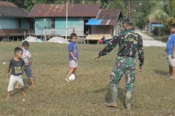 Anggota TMMD manfaatkan waktu luang bermain bola dengan anak-anak