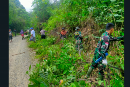 Personel  TMMD dan warga bersihkan badan jalan menuju dusun Tintin Kemantan