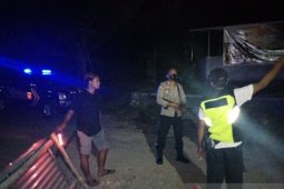 Polsek Kayangan gencarkan prokes saat gelar "Patroli Blue Light"