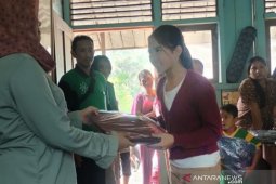 FKH Balangan ikut bagikan tas dan alat tulis sekolah SD Kecil Papagaran