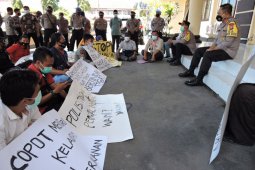 Jurnalis Situbondo gelar aksi solidaritas protes perlakuan kasar pengawal Menteri Kelautan dan Perikanan