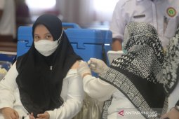 74 Pelayan publik di Tapsel dapat dosis pertama vaksin COVID-19