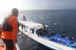 Basarnas evakuasi penumpang kecelakaan kapal