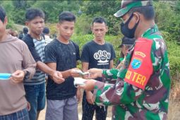 Satgas TMMD 110 Kodim 1206/PSB  bagikan masker gratis