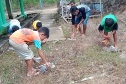 Satgas TMMD ajak anak- anak sadar akan kebersihan lingkungan