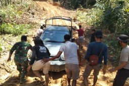 Satgas TMMD bersama warga dorong mobil amblas dilokasi