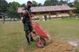 Satgas TMMD bantu lakukan penimbunan halaman SDN 06 Suka Ramai