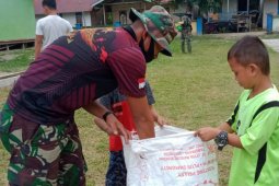 Satgas TMMD ajak pelajar SDN 06 Suka Ramai membersihkan lingkungan