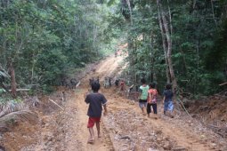 Anggota TMMD Kodim 1206/PSB selalu dekat dengan anak-anak