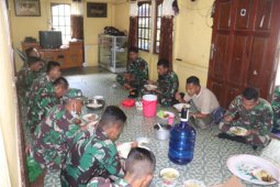 Anggota Satgas TMMD santap makanan bersama warga
