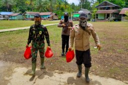 Anggota TNI-Polri bantu distribusikan logistik Satgas TMMD