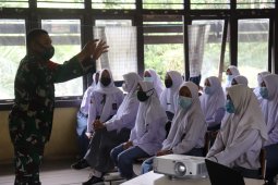 Personil Satgas TMMD Kodim 1206/PSB memberikan notivasi belajar