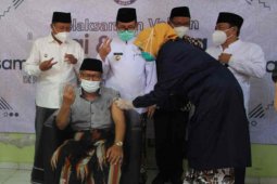 Wagub Jawa Barat tinjau vaksinasi di Ponpes Kempek Cirebon
