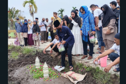 Ketua DPRD Kabupaten Kayong Utara Sarnawi bertakziah ke almarhum Masdar