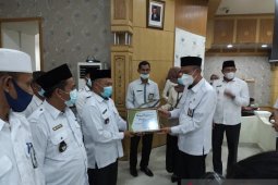 Wabup Tanjab Barat berikan penghargaan pada louncing SPPT PBB-P2 Tahun 2021