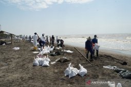 PHE ONWJ kumpulkan 8.500 karung pasir bercampur minyak mentah di Karawang