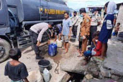 Polres Bima Kota salurkan bantuan air bersih.