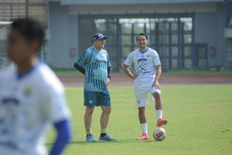 Masa karantina selesai, Ezra Walian latihan bareng Maung Bandung