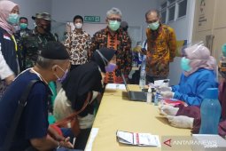 Kemenkes targetkan vaksinasi COVID-19 pada 57.630 lansia calhaj selesai akhir Maret (video)
