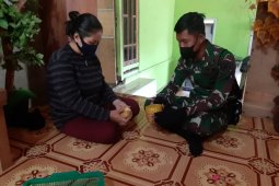 Belajar kerajinan anyaman jadi hiburan Satgas TMMD 110 Kodim 1206/PSB