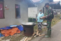 Satgas TMMD bantu warga memasak untuk kegiatan Yasinan