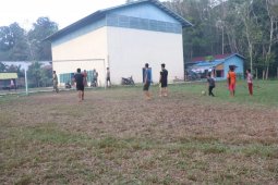 Anggota TMMD mengisi waktu senggang dengan canda dan tawa