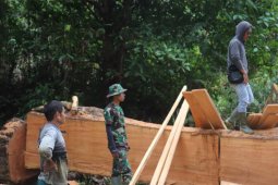 Satgas TMMD Kodim 1206/PSB bantu potong kayu untuk acara nikahan