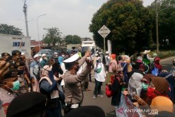 Polisi  halau simpatisan Rizieq Shihab di PN Jakarta Timur