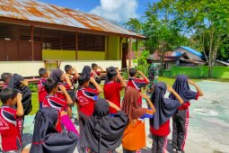 Satgas TMMD 110-Putussibau latih PBB siswa SD 05 Suka Ramai