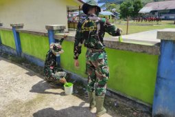Satgas TMMD Kodim 1206/PSB Memperindah lingkungan SD Suka Ramai