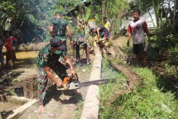 Anggota Satgas TMMD Kodim 1206/PSB bantu warga potong pohon Kelapa