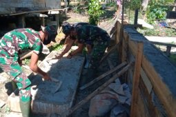 Anggota TMMD 110 Kodim 1206/PSB  aduk Semen secara manual