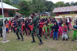 Ini Keseruan anggota Satgas TMMD Kodim 1206/PSB ajarkan anak SD "Yel-Yel"