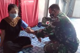 Cek kesehatan, Tim Medis TMMD Kodim 1206/PSB datangi rumah warga