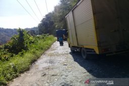 Sejumlah titik jalan provinsi di Batang Natal Madina rusak berat