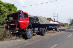 Supir tewas tergilas ban truk sendiri di Rantauprapat