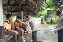 Polsek Bayan Polres Lotara bagi masker ke pelajar