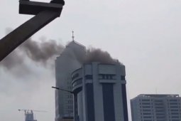 Delapan mobil damkar dikerahkan atasi kebakaran Gedung Mustika Ratu